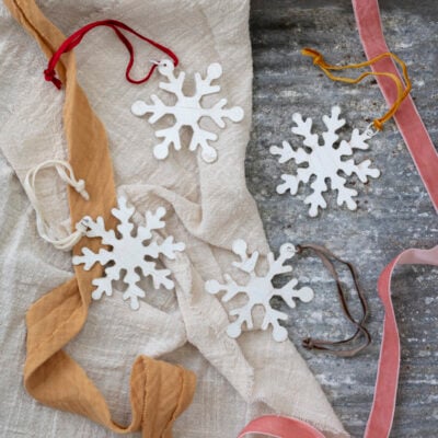 Metal Snowflake Antique White Assorted