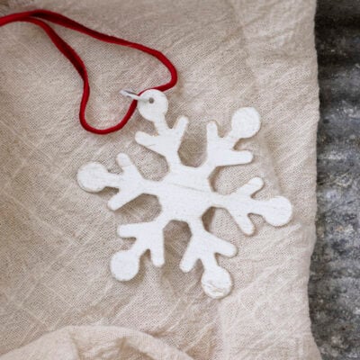 Metal Snowflake Antique White Assorted